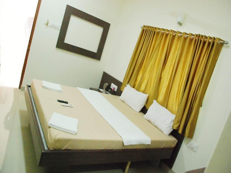 Hotel Pon Amutha Karūr Kültér fotó